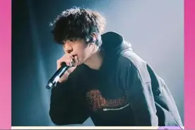 比追线下更爽的事情是线下贴脸开大 #rapper #塌房 #脱粉 #签售