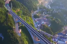 全面建成！预计月底通车，1.5小时直达！ 湖北省建设难度最大的高速公路项目之一！宜来高速鹤峰东段，将在本月底通车试运营，三年才建起两个桥墩，四年才建好一条路，让天堑变通途，以后鹤峰到恩施、宜昌、张家界、得车程缩至1.5小时#湖北#宜来高速 #基建狂魔 #航拍 #桥梁工程视频封面