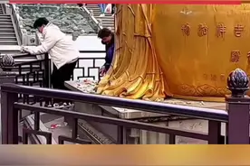 #搞笑 #万万没想到 #看一遍笑一遍 #原谅我不厚道的笑了 #你怎么看 两名小青年翻越栏杆，捡取祈福钱。网友：佛祖普渡众生嘛。视频封面