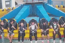 游客玩大摆锤突遇暴雨开启“滚筒模式”，园方回应：设备开启后不能立马停下视频封面