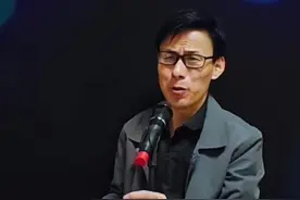 （硬把漂泊的人听哭了）#热门音乐🔥 我走过小村庄走向了远方，我走过山水旁童年声声响，我走过小桥上蒲公英飞扬，我走过站台上前路雾茫茫...