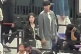 吴勇豪携妻子来到北控主场 明年他会考虑参加选秀 把天赋带到职业赛场吗 #吴勇豪 #篮球需要沉淀 #用篮球表达心情