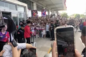 爽了 🥴接机成功#国乒来庆阳 #国乒 #王楚钦孙颖莎