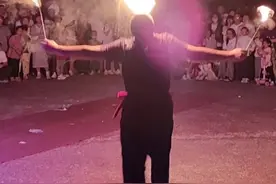 酷炫的口中吐火： 用特殊的口形、牙齿和舌头的配合，将吸入的燃料喷出口。形成雾状态，用明火点燃，就形成了酷炫的口中吐火。#演出现场拍摄 #台上一分钟台下十年功