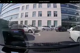 山西大医院里面单行线，这个宝马逆行，怪我没让她视频封面