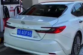 凯美瑞2.0混动双擎加满油表显续航是多少？#凯美瑞 #油耗测试