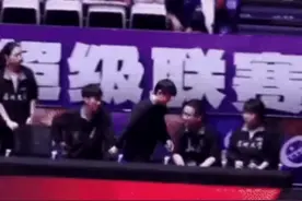 突发！孙颖莎突然退赛？直接回北京了！ 今天比赛刚刚结束， 便有深大队的教练过来拍拍孙颖莎， 孙颖莎赶忙一路小跑， 跑出了球馆。 根据粉丝提供线索， 莎莎已经坐上飞机回北京了。 为何突然退赛呢？ 因为深大队到目前为止， 已经赢了4场， 仅仅输给鳗鱼带领的鲁能1场。 可以稳稳的进决赛了。 所以剩下的比赛， 就让小辈们多练练手就好了。#孙颖莎