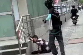 老人在路边摔倒无法起身，热心骑手立即上前扶起老人。#正能量传递 #温暖瞬间 视频来源:@🌈风带走了落叶🍂视频封面