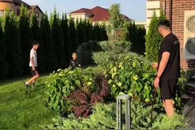 外国爸爸带娃，直接放水呲孩子 #爸爸带娃 #夏天就是要玩水视频封面