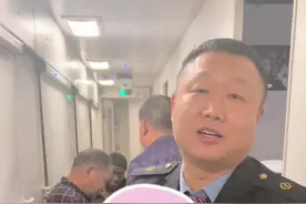 坐火车千万别用插排充电。#内容启发搜索 #铁路 #绿皮火车 #插排