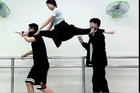 莫名其妙的舞蹈托举挑战#舞蹈生 #舞蹈生的日常 #台上一分钟台下十年功 #舞蹈课堂随拍视频封面