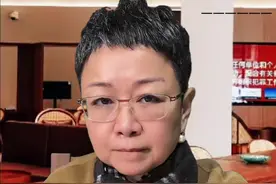 已经买的保险不想交了有三种处理方式：第一退保按照现金价值退回来，退保会直接亏损本金最不划算的。退保以后就没有保障。第二办理减额交清，减额交清就是之后的保费不用交了，但是保额就很低也要慎重。还有第三种处理方式，就是附加险换品种或者取消。年轻人，收入低，尽量买短期消费险呀，消费型重疾险一年期的意外险，一份百万医疗，就足够了。所以切记不可冲动投保，看懂保险合同，不因为人情买保险。#保险知识 #退保 #保费高 #揭秘 #假如人人都说真话视频封面