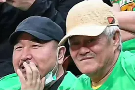 赵家班神曲《爱海儿》引起辽篮现场球迷欢呼 喜剧之王赵本山观看CBA春晚为辽篮加油 现场暂停播放赵家班神曲《爱海儿》 这BGM真是应景啊东北王看了都笑哈哈#辽宁男篮 #赵本山 #cba半决赛辽粤大战 #爱海儿 #广东男篮vs辽宁男篮 @抖音短视频视频封面