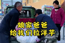 苍苍的白发在朝阳的映衬下越发苍老，佝偻着的脊背，蹒跚的步履似乎拿不动一袋土豆，年俞花甲的两位父亲同时蹲在墙根抽烟解乏，我的内心酸楚涌现。我明白每次蜂拥而至的人群是老人们用那长满老茧的双手经过四季的劳作换来的，我又有何德何能赢得粉丝朋友们的欢喜。原本安享晚年的年纪，却披星戴月、风雨交加的帮扶我，无数次夜深人静时，我质问自己到底该不该坚持？#记录我的农村生活#乡村守护人#乡村振兴 @DOU+上热门 @抖音三农视频封面