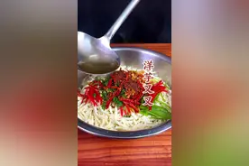 #洋芋擦擦 #洋芋叉叉 #地方特色小吃 #农家美食 #洋芋擦擦的家常做法 农家美食洋芋叉叉，为什么你在制作时容易粘连而且不劲道呢？今天杨师傅教你！视频封面