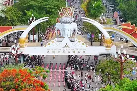 2025年西双版纳泼水节花车巡游即将开始，这么壮观的场面你会来看看吗#西双版纳#泼水节 #花车巡游视频封面