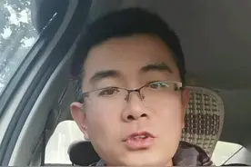 天津一男子池塘捞出凹肚鱼！#天津 #钓鱼#凹肚鱼 #畸形动物 #变异