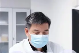 磨玻璃结节从5㎜长到13mm，考虑恶性，但外院两个医生都说是良性的，主任：结合之前的CT来诊断很重要。#医者仁心敬佑生命 #诊室日常 #磨玻璃结节 #胸外科谢远财 #医学影像视频封面