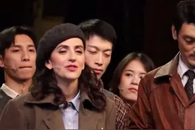 #刘烨 妻子安娜话剧演出谢幕时，刘烨惊喜现身，安娜满眼的爱意、好暖啊！当年刘烨跟谢娜分开被议论了很久，如今各自都很幸福，最圆满的结局了吧！