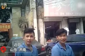 学校统一剪头发，不剪直接退学，校门口展板是男三统一短发