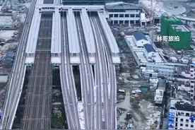 温州永嘉北站，一座即将震撼亮相的现代化高铁站，由原永嘉站改扩建而成，站房似海鸥展翅，独特亮丽。它是甬台温铁路与杭温高铁的关键中间站，更是温州荣航接沪的强力桥头堡。今年8月，杭温高铁正式开通，杭州到温州只需一小时，这将创造出行奇迹，引领永嘉腾飞。#温州北站#杭温高铁 #高铁站 #超级工程视频封面