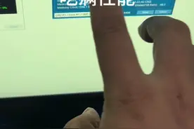 在主板内部界面设置12400F的长时间的功耗限制把65改成100就可以了 。