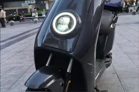 4000多块钱买电动车选小牛还是9号。小牛n7play怎么样 小牛n7play静态评测。做工对不起小刘。智能化也没太多特色，但是马桶空间大。踏板空间大。#小牛电动 #外卖小哥 #外卖神车 #小哈锂电 #老驴测评