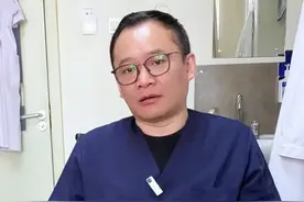 有脚气，泡脚到底是高锰酸钾好用还是足光散好用？#医学科普小知识 #脚气 #朝阳医院急诊科魏兵 #联苯苄唑溶液 #烂脚丫