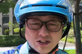 #外卖小哥 送餐碰到闹分手的情侣 献才艺吹#口琴 帮助和好#360可视门铃  #科技改变生活  #360可视门铃6max视频封面