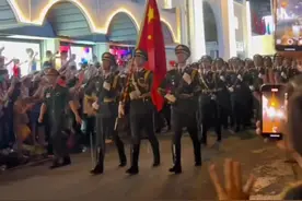 解放军仪仗司礼大队亮相越南 围观民众纷纷欢呼尖叫#解放军仪仗队亮相越南视频封面