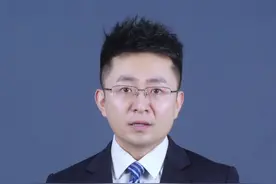 #女子因狗子窜入车底受伤持砖砸车砸人  处理别掉链子！ #未拴绳狗窜车底受伤女子持砖砸车砸人  #遛狗不牵绳 #大v说 #声量计划视频封面