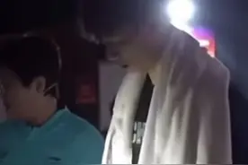 釜山世乒赛，国乒男团对战匈牙利，国乒五虎相继全部出战，赛场训练欢乐多多，大头指着小石头的肚皮说：好多肉，该减肥了，画面太搞笑了。#釜山世乒赛团体赛 #王楚钦 #林诗栋视频封面