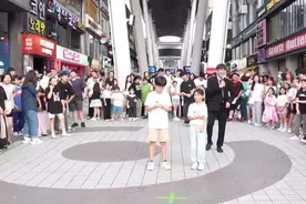 #小女孩拍小男孩肩膀跳舞 #白衣服小女孩 天花板！视频封面