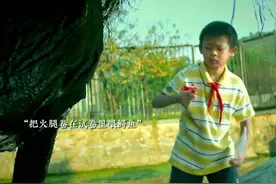 小男孩考试不及格 竟把试卷喂鳄鱼 不料竟酿成悲剧#百万巨鳄视频封面