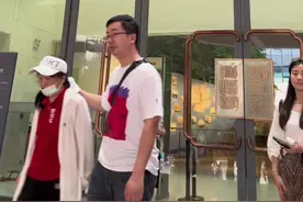广州十三行的名称和由来不可考，其前身可以追溯到明代的朝贡贸易体系。康熙二十三年四月（1684年），清政府下令重启海外贸易，并于当年九月率先在粤、闽设立海关。次年，首任粤海关监督郎中宜尔格图赴任，标志着粤海关的正式设立。清康熙二十五年（1686年），广州城西南江边开设洋行、外国商馆，经营进出口贸易，当时的十三行指洋行及外国商馆所处的区域。按照清朝礼仪，外国来华商人不能按照官员礼仪接待，只能投身广州十三行所设“商馆”，十三行逐渐成为了“半官半商”的双重性质。为了避免恶意竞争，广州十三行的行商于康熙五十九年（1720年）成立公行。清乾隆二十二年（1757年），乾隆皇帝下令关闭其他三个口岸，仅留下广州一个对外贸易口岸，并委托十三行行商全权委托来华外商的住行和贸易行为，广州十三行成为清朝政府指定专营对外贸易“半官半商”的垄断机构，垄断中外贸易长达85年。道光二十二年（1842年），中英《南京条约》签订后，广州十三行专营外贸的特权被取消，逐渐走向没落。咸丰六年（1856年），第二次鸦片战争爆发，广州十三行毁于战火。广州十三行受粤海关管辖，它的运行机制诸如承商制、保商制、总商制、揽商制、公行等，在本质上是清政府确保实现“以商制夷”、确保税收的方式。十三行的商馆集中布置在今广州文化公园一带，北抵十三行路，东以西壕（今人民南路）为界，西至联兴街（今康王路），南达珠江边，四至整然，共计51000平方米左右，其中有同文街（今同文路）、靖远街（今靖远北路）、新荳[dòu]栏（今荳栏中）等大小十余条街。广州实行一口贸易后，外国商船来中国贸易基本上集中于广州黄埔口岸，几乎世界上主要的国家和地区都与广州有了直接的贸易关系。特别是当时主要的资本主义国家葡萄牙、西班牙、法国、荷兰、瑞典、丹麦、英国和美国，都在广州做生意。广州实行一口通商之后，十三行的贸易额迅速增长，至十九世纪中期洋船多达年200艘，税银突破180万两，是广州地方财政收人的60%、清政府年关税收人的40%。在客观上造就了盛清时期著名的中西贸易中心和广州十三行繁荣的商贸历史。视频封面