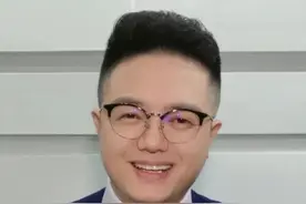 高铁偶遇的萌娃，用奶瓶感谢奥利奥，一举一动全是人情世故😂 #家庭教育 #父母课堂 #大v说 #育儿 #亲子视频封面