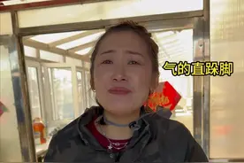 东北女人有多好养活？吃一盆杂草都能开心成这样？#记录真实生活 #农村生活视频封面