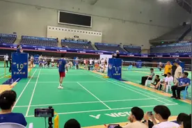 #羽毛球单打 2024哈尔滨百团大战羽毛球比赛，男单半决赛 高渐宽视频封面