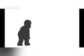 白色是奶油，黑色是巧克力，里面的人物是人偶，并没有血腥场面