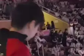 孙颖莎现身女双决赛现场，邱贻可一直笑着站在她身后。#孙颖莎 #邱贻可 #国乒