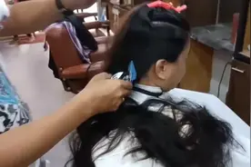 女子跟风追求男生短发发型，剪完后变身男人，家人都没认出来视频封面