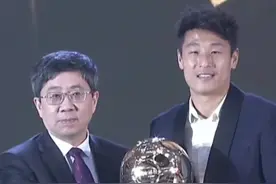 实至名归！个人生涯第4次获奖，武磊获得2023年中国金球奖#中国金球奖 #武磊 #dou来足球季视频封面