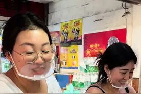 80后单身离异俩闺蜜，在广州摆摊手撕鸡，今日暴躁老娘搞40只鸡，给闺蜜下个月提车车～加油～#日常vlog  #记录摆摊生活 #脆皮手撕鸡 #摆摊创业 #候姐手撕鸡视频封面