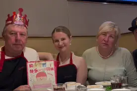 带乌克兰外公在海底捞过生日，体验一下中国的社牛火锅 #老外在中国 #记录真实生活 #海底捞#美食 #社牛视频封面