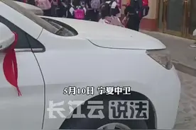 家长吐槽学校附近开成人用品店引发学生围观，市监局回应：已接到反馈，200米以内不允许开。视频封面