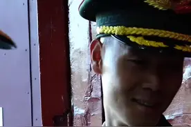 擎旗手张威与父母相见，仿佛让我们想起了那个夏天他的师傅张自轩………