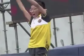 学校艺术节彩排现场，小男孩跳得气场全开，网友：C位非你莫属#小学生 #跳舞视频封面