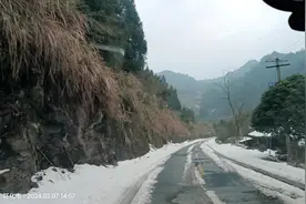 沅陵回借母溪连鱼洞爬路段，轿车没戴防滑链视频封面
