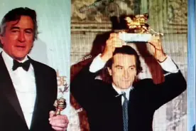 好莱坞巨星罗伯特迪尼路视频封面