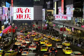 重庆观音桥北城天街旁，一座天桥成网红，循环道川流不息的🚗